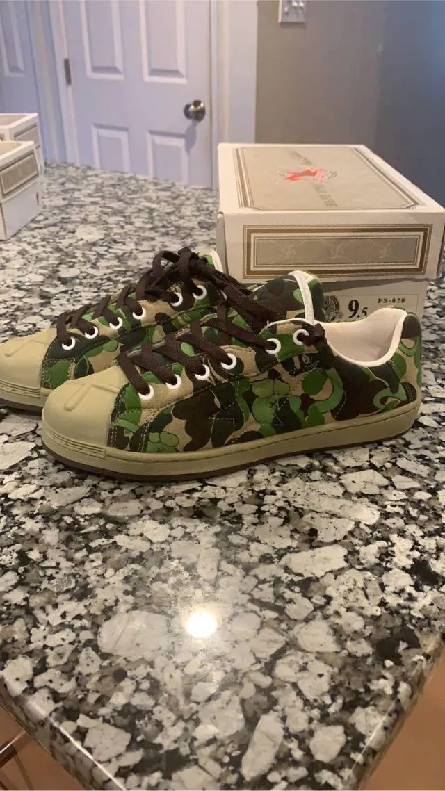 APE x KAWS SKARSTA