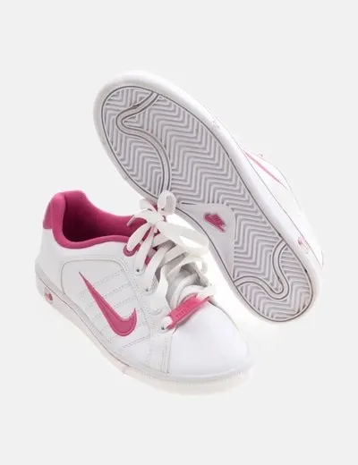 Nike Deportiva blanca acordonada