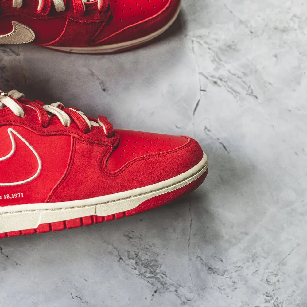 Nike Dunk High SE Red.