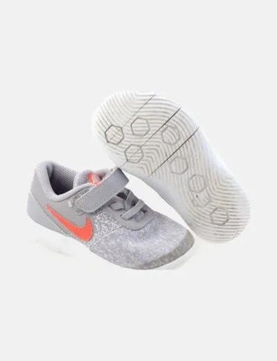 Nike Zapatilla gris detalle logo